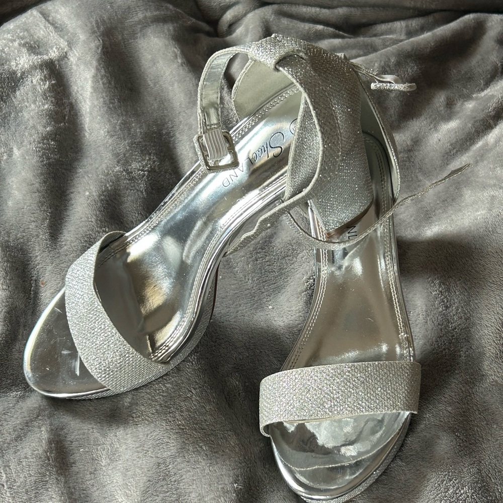 Women’s platform chunky heel shoes.